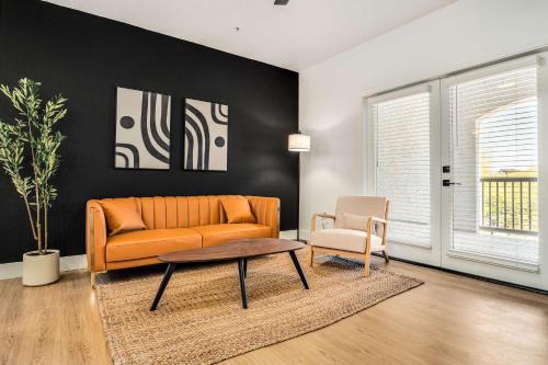 Glendale Sports and Entertainment District Appartement | Boulevard Stays Luxe 2BR by the Stadium Pool Parking Gym 05