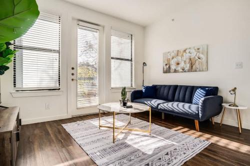 Travis Heights Appartement | Boulevard Stays Walk to Downtown 1BR SoCo Pool Parking Gym 06