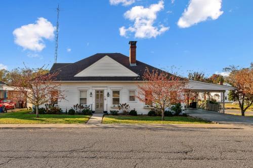 Springfield Maison | Bourbon Getaway! Hot Tub, Fire Pit, Distilleries
