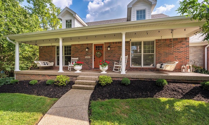 Crestwood Maison | Derby + Bourbon Trail Getaway on Quiet Cul-de-sac - minutes from I-71 - Sleeps 8