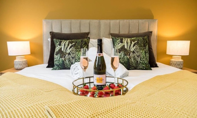 Boscombe Appartement | BOURNECOAST: STYLISH FLAT-BALCONY/SEA GLIMPSES-PARKING-10 MIN WALK TO BEACH-8405