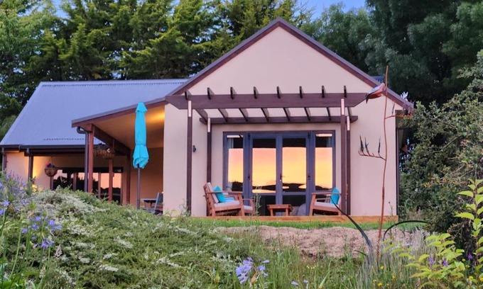 Upper Hutt Maison | Boutique Art Retreat