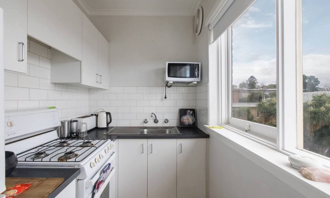 St. Kilda East Appartement | Boutique Beauty with Balcony in St Kilda East