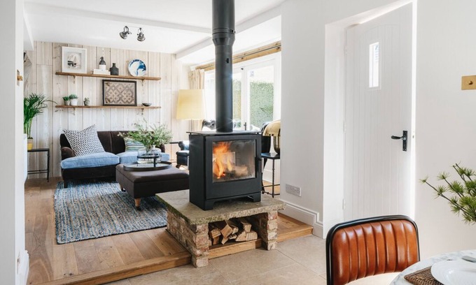 Chipping Campden Cottage | Cotswold Stone Cottage avec un intérieur élégant, des canapés et des lits confortables et un patio ensoleillé