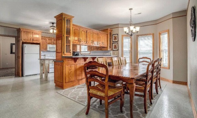 Lee's Summit Maison | Boutique Cottage Home on Gated Estate 3 bd 2 ba Getaway mis à jour avec le câble wifi