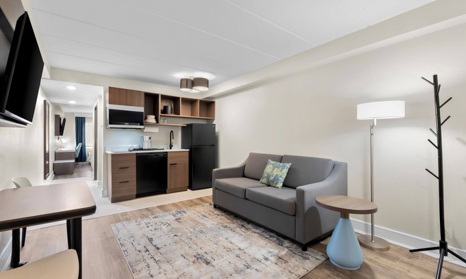 Tinton Falls Appartement | Boutique hotel offers modern amenities and upscale luxury suites with kitchens.