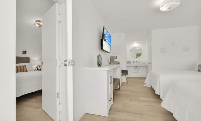 Deerfield Beach Hôtel | Boutique Hotel 2 Double Beds 1 block to the beach!