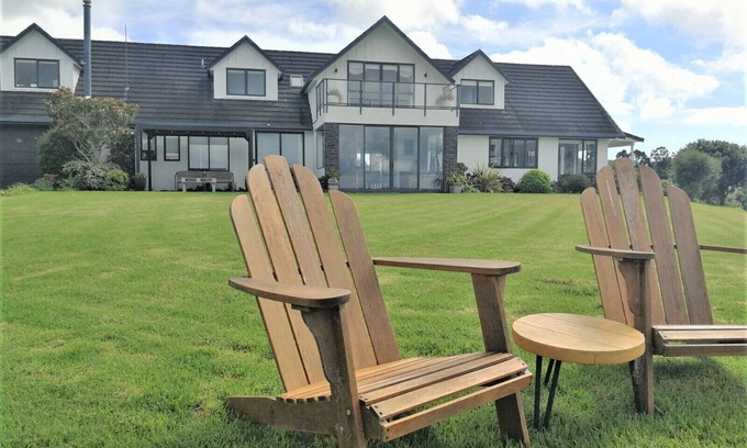 Tawharanui Appartement | Espace boutique confortable dans un emplacement privilégié avec vue sur la mer et le jardin.