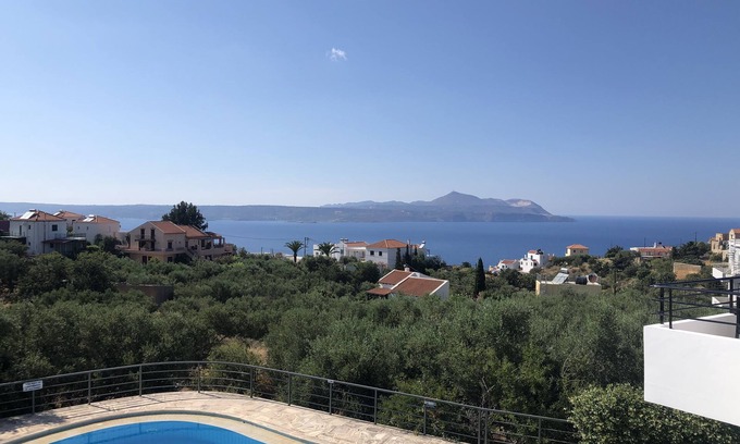 Apokoronas Villa | Villa Boutique, vue spectaculaire sur la mer et la montagne.