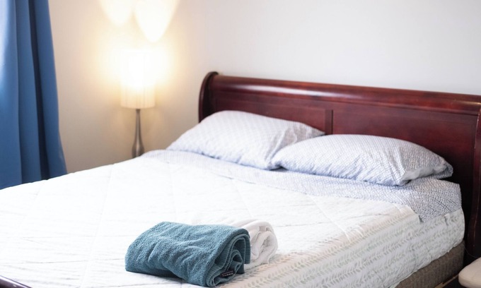 Sunnyside Maison | Bow River Retreat:Single Room w/Shared Amenities