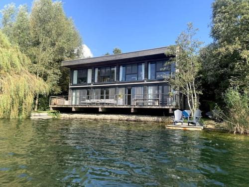 Lechlade Maison | Bowmore Lake House in Lakes By Yoo in Heart of The Cotswolds