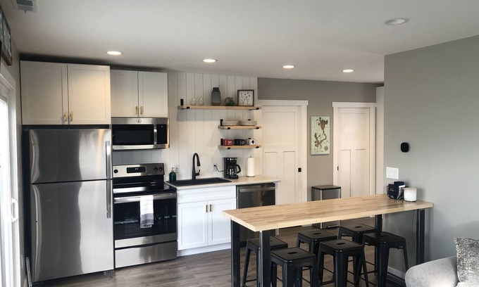 Arnolds Park Maison | BPO Fieldhouse. 2 bed/1 bath completely updated home in the heart of AP/Okoboji!