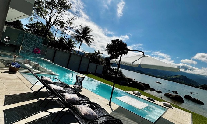 Mambucaba Maison | Mansion on the sand, private beach, heated jacuzzi, wet bar