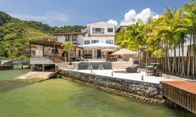 Caieira Maison | Cove in front of the island of Caras