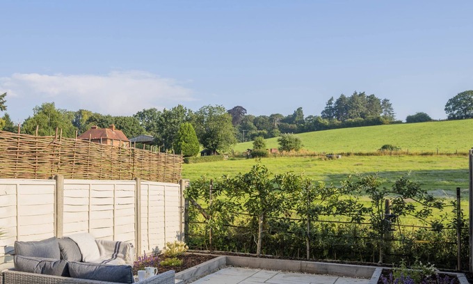 Henley Maison | Bramble Cottage - Views & Parking - 6 Guests