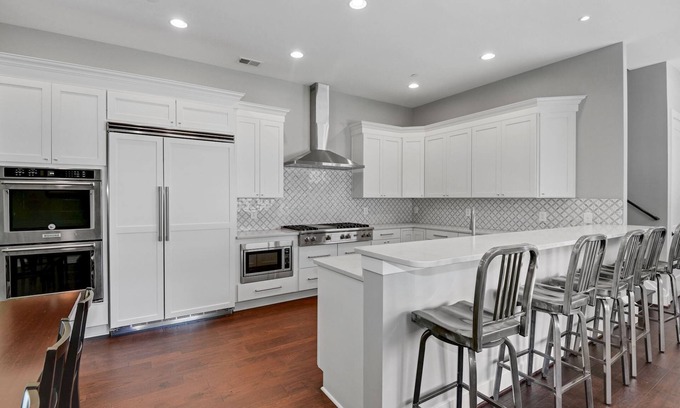 Homewood Maison | Brand New.1.5 blocks to Westin. 1st floor bed & bath. Walkable Convenience