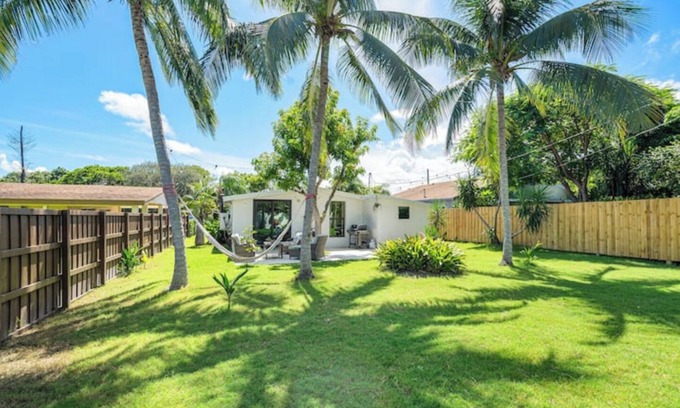 Boca Raton Maison | Brand new 2 bed/2 bath tropical retreat -BIG yard