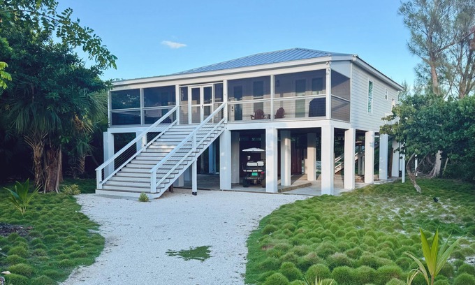 Treasure Cay Maison | Brand new 3-bedroom house in charming Green Turtle Cay with short walk to beach