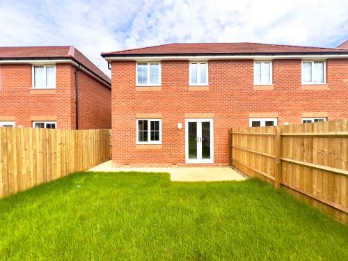 West Bromwich Appartement | Brand New 3 BEDROOM HOUSE WITH GARDEN AND FREE PARKING