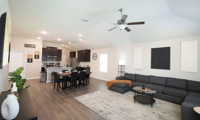 San Antonio Maison | Brand-New 3BR Brooks Extended Stay W/D WiFi!