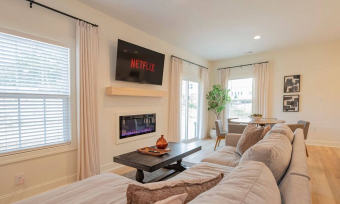 Lynchburg Appartement | Brand-New 3BR Townhome | KING BED | Great Location
