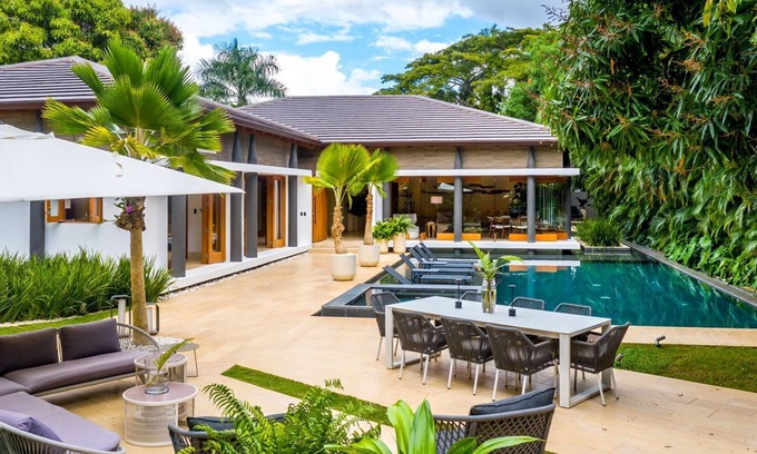 Los Lagos Villa | Brand New-5 Bed/Walking distance to the beach-Chef and butler included!