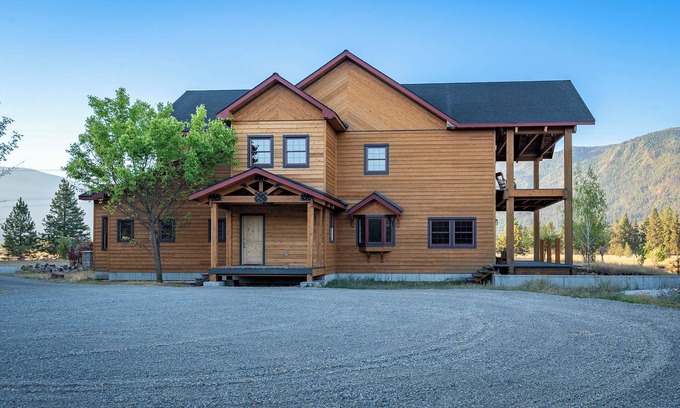 Thompson Falls Maison | BRAND NEW 7500 sf, 5BR/6BA luxury cabin retreat--walk to Clark Fork river.
