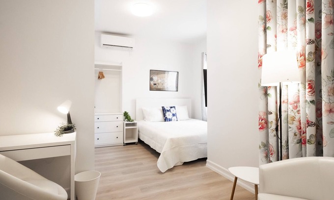Queens Appartement | Brand New Beaut 3-4 bdrm 4 bath! Outdr Kit! Free Parking!
