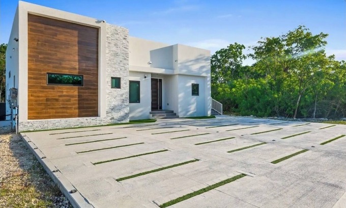 Bodden Town Appartement | Brand new build, 10 min stroll to the beach, 7 min drive to stores/restaurants