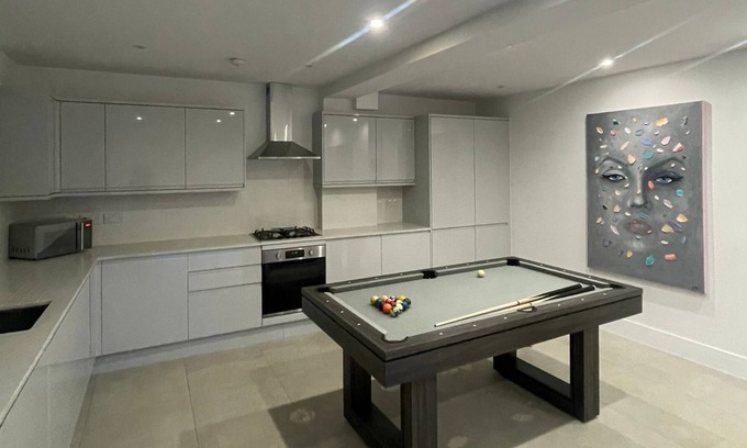 Redbridge Maison | Brand new build - 4 bed stunner - EV Charge point - Pool Table