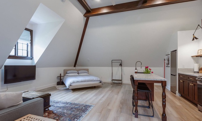 Maple Bay Maison | Brand New Carriage House…close to trails and ocean