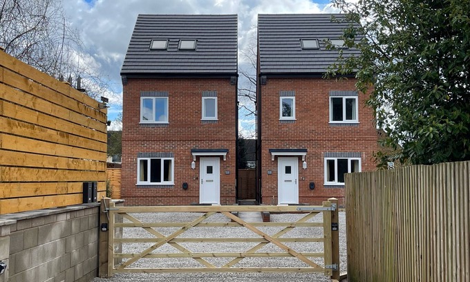 Newcastle-Under-Lyme Maison | Brand New High Spec House with parking Wi-Fi (B) by HAFH