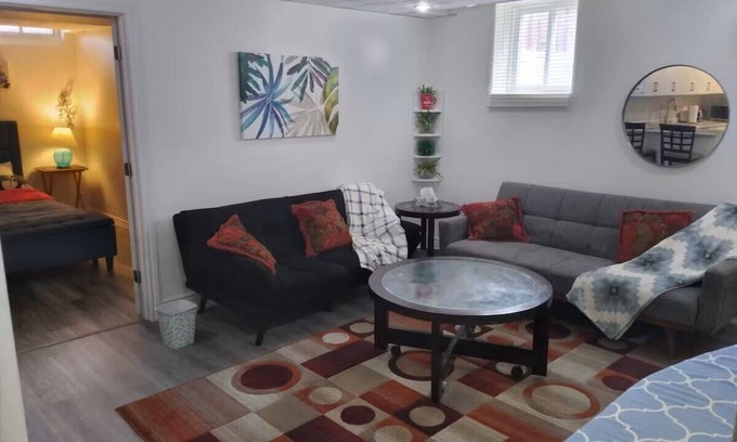 Meadowvale Village Maison | Brand New Guest Suite near 407/401 Airport