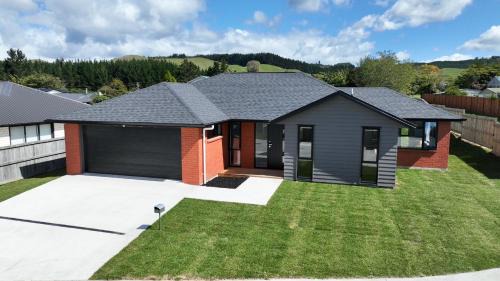 Pukehangi Maison | Brand New House with 5 bedroom and 3 full bathroom