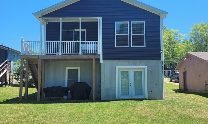 Lake Milton Maison | Brand new lake front house with private dock. Come visit the Loon's Nest