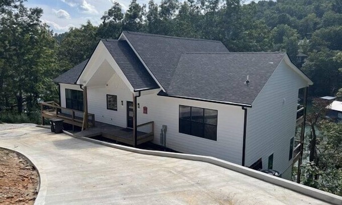Speedwell Maison | Brand New! Lakefront, minimal steps to water. Large private dock, Chef's kitchen