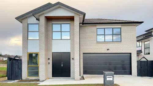 Flat Bush Maison | Brand-New Large house Castlebane Drive