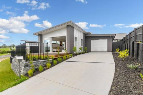 Pyes Pa Maison | Brand New modern home 3 bedrooms - lakes