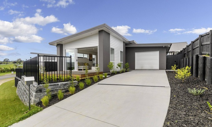 Pyes Pa Maison | Brand New modern home 3 bedrooms - lakes