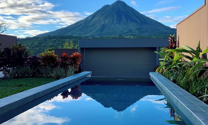 Barrio Pilo Villa | Brand new private Villa, spectacular views, pool, jacuzzi, sun deck, BBQ, WiFi