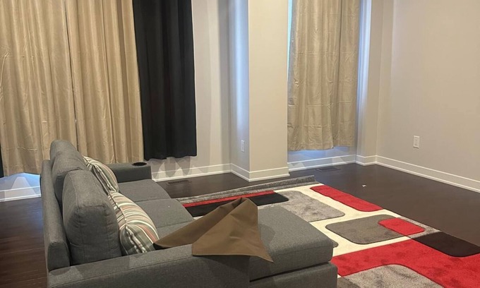 Ottawa Division Maison | Brand-new property in a friendly neighborhood, close to shops and restaurants.