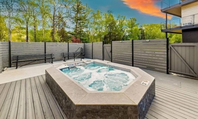 Willow Grove Copropriété | Brand new property with hot tub, fire pit, parking, covered ski storage, and more!