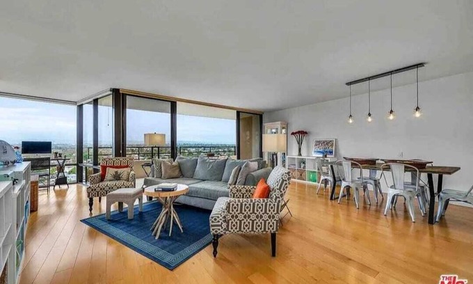 Marina del Rey Copropriété | Remodeled resort-like two-bedroom condo w/panoramic view heated pool, and more.