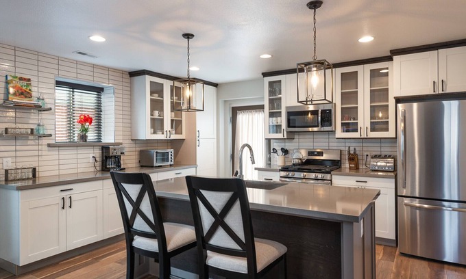 Skyland Maison | Brand New Spacieux 4 lits, 4 salles de bain, salle de jeux, terrasse, patio, 2 porches