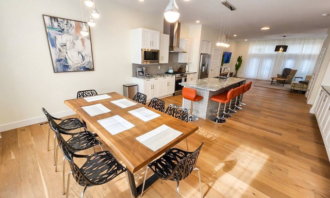 The Gate Maison | Brand New Stunning 5BDR Home. Minutes to Top Golf and downtown. Sleep 14.