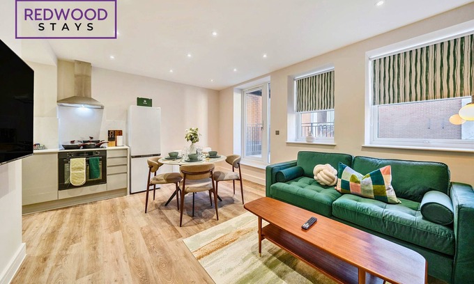 Rushmoor District Appartement | Brand New, Town Center, FREE FAST WiFi, Balcony by Redwood Stays