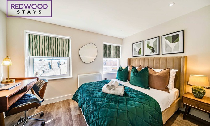 Rushmoor District Appartement | Brand New | Town Center | FREE WiFi | 58 Inch TV