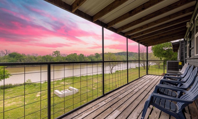 Dennis Maison | Brazos River Treehouse: Waterfront/Outdoor Activities/Firepit/Hammock/Pets