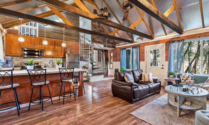 Jacksonville Maison | Breathtaking Applegate River Home Retreat ~ Newly Remodeled Home
