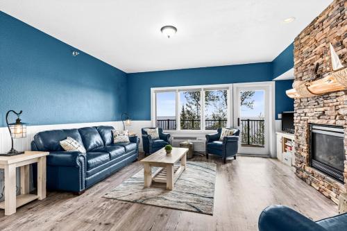 Two Harbors Appartement | Breathtaking Lake Views King Suite, Queen Beds, Kitchen and Heated Indoor and Outdoor Pools
